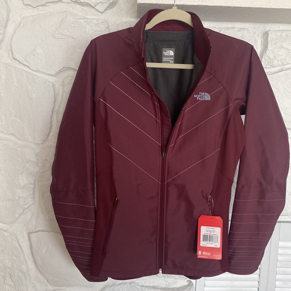 New with Tags The North Face Deep Garnet Red Running W Isotherm jacket - Picture 4 of 16